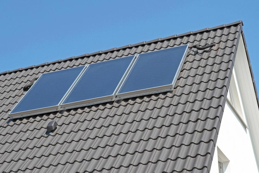 Solaranlage zur Wassererwärmung auf dem Hausdach