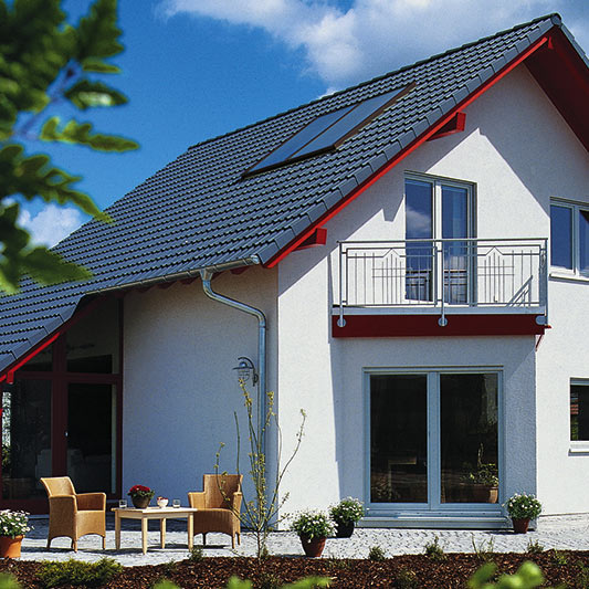 Außenansicht einer Solarheizung auf dem Hausdach